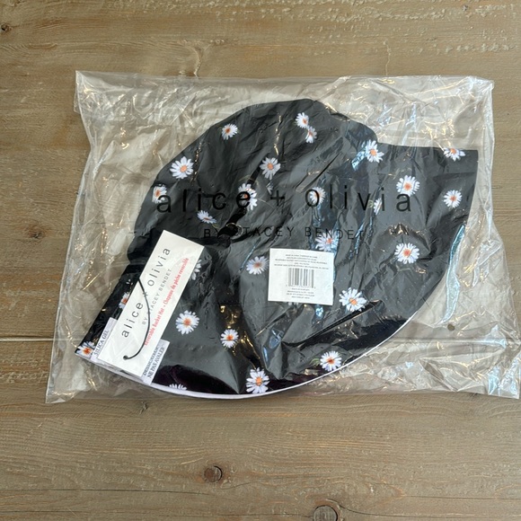 Alice + Olivia Reversible Bucket Hat - Daisy Print - NWT - Picture 6 of 6